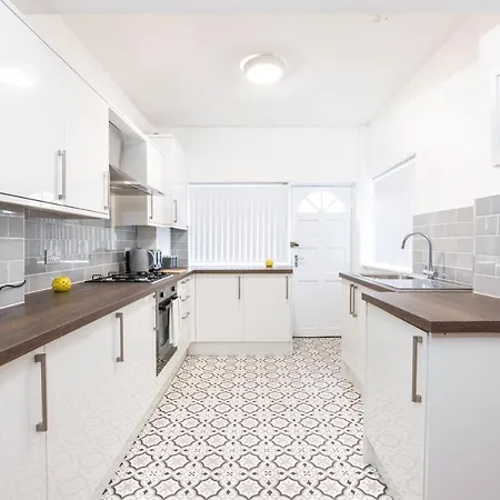 4 Bedroom House, 5 Double Beds And Free Parking. Holiday home Leeds (West Yorkshire)