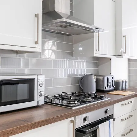 4 Bedroom House, 5 Double Beds And Free Parking. *