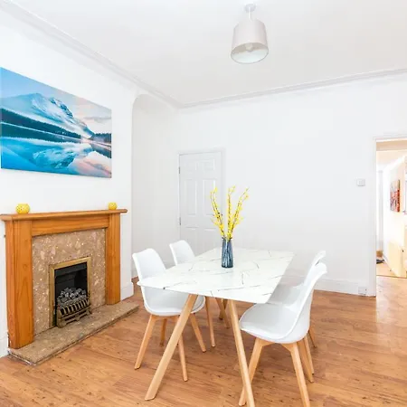 Holiday home 4 Bedroom House, 5 Double Beds And Free Parking. Leeds (West Yorkshire)