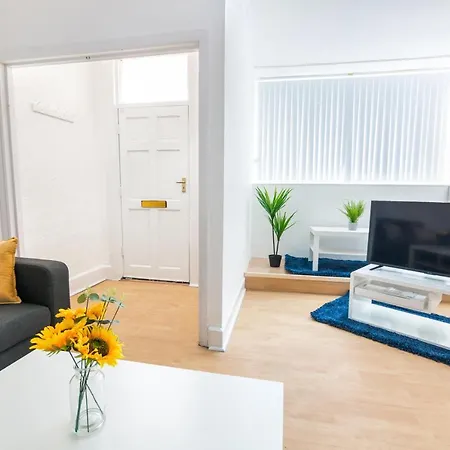 4 Bedroom House, 5 Double Beds And Free Parking. Leeds (West Yorkshire)