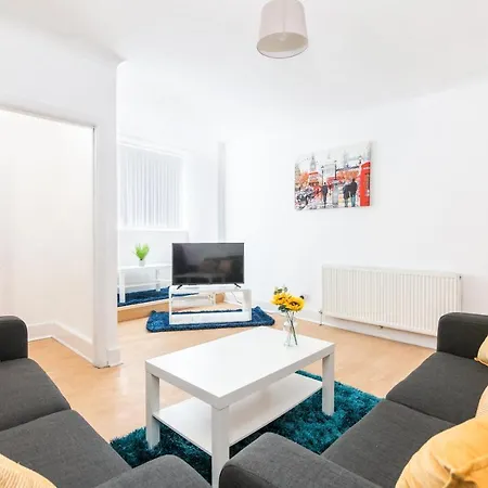 4 Bedroom House, 5 Double Beds And Free Parking. *