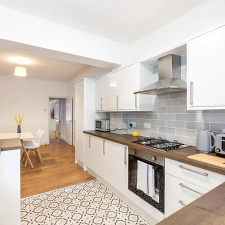 4 Bedroom House, 5 Double Beds And Free Parking. Holiday home *