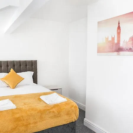 4 Bedroom House, 5 Double Beds And Free Parking. Leeds (West Yorkshire)