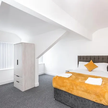 4 Bedroom House, 5 Double Beds And Free Parking. Holiday home