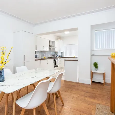 4 Bedroom House, 5 Double Beds And Free Parking. Holiday home