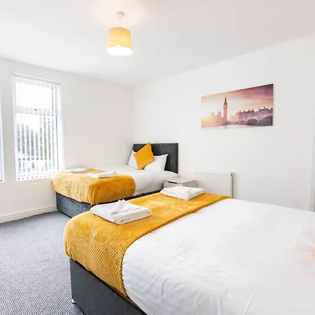 Holiday home 4 Bedroom House, 5 Double Beds And Free Parking.