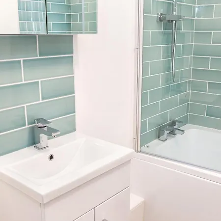 Holiday home 4 Bedroom House, 5 Double Beds And Free Parking. *