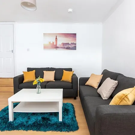 Holiday home 4 Bedroom House, 5 Double Beds And Free Parking. *