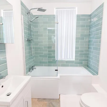 4 Bedroom House, 5 Double Beds And Free Parking. * Leeds (West Yorkshire)